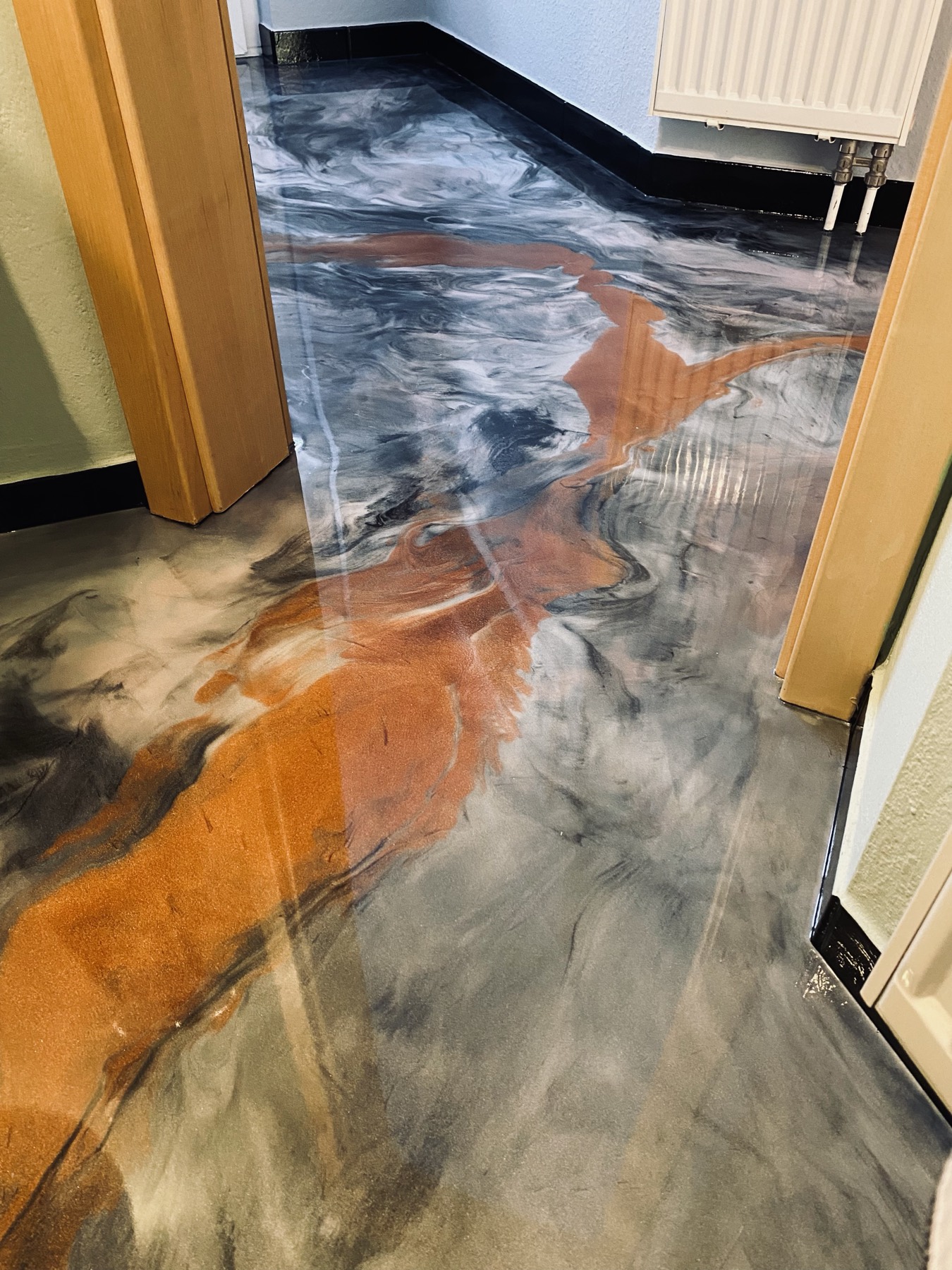 Epoxidharzboden Flur mit Kupferader