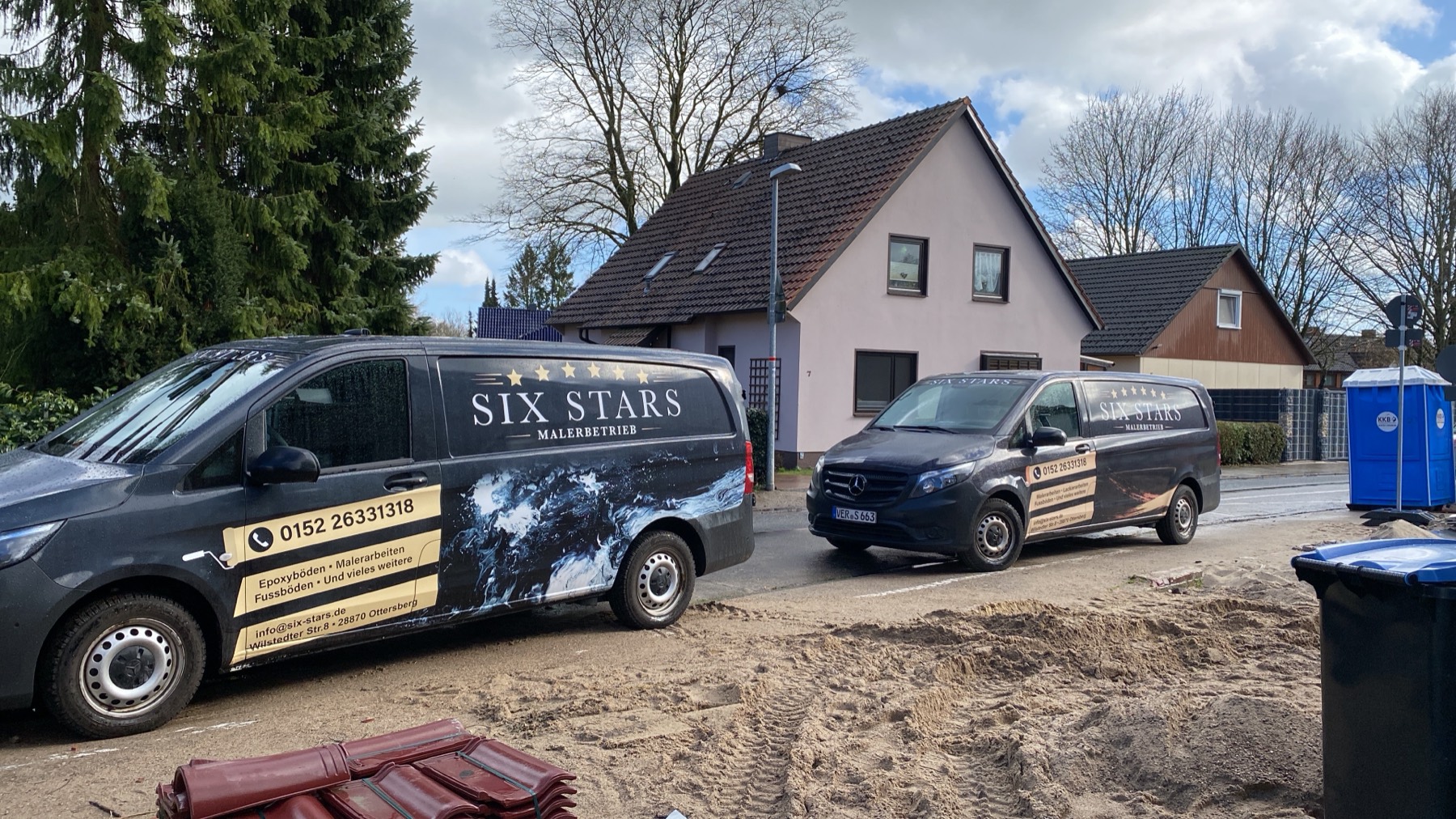 Six Stars Fuhrpark vor einem Kundenobjekt